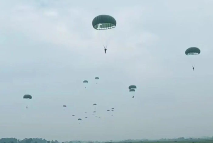 Korpasgat TNI AU Dukung Latihan Terjun 920 Prajurit Kopassus dan Yonif 848 di Batujajar untuk Tingkatkan Kesiapsiagaan Tempur