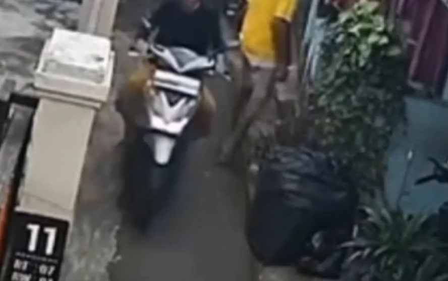 Polisi Menangkap Wanita Pencuri Motor di Pasar Rebo Setelah Aksi Terekam CCTV yang Viral