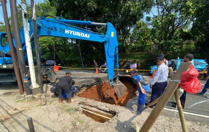 Jalan Ambles di Lenteng Agung Sebabkan Macet, Polisi Belum Berlakukan Pengalihan Arus