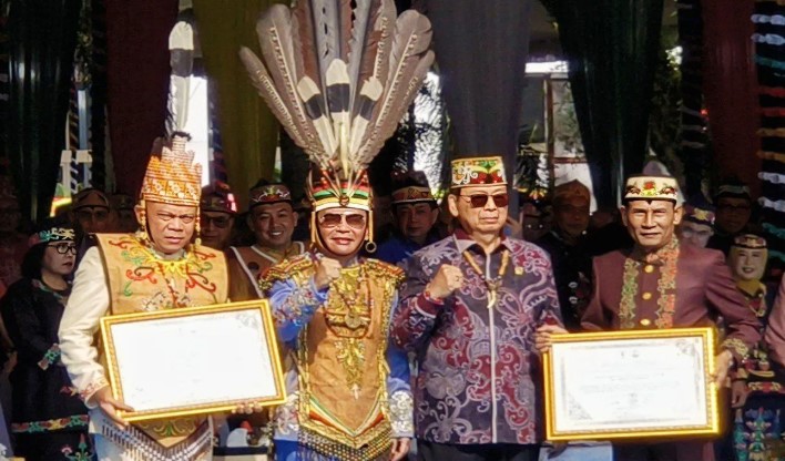 Pangdam XXII/Tambun Bungai Resmi Menerima Gelar Kehormatan Adat Dayak dari Dewan Adat Kalteng