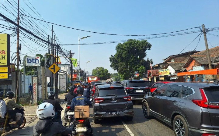 Jalan Amblas di Lenteng Agung Picu Kemacetan Parah, Rute TransJakarta Dialihkan