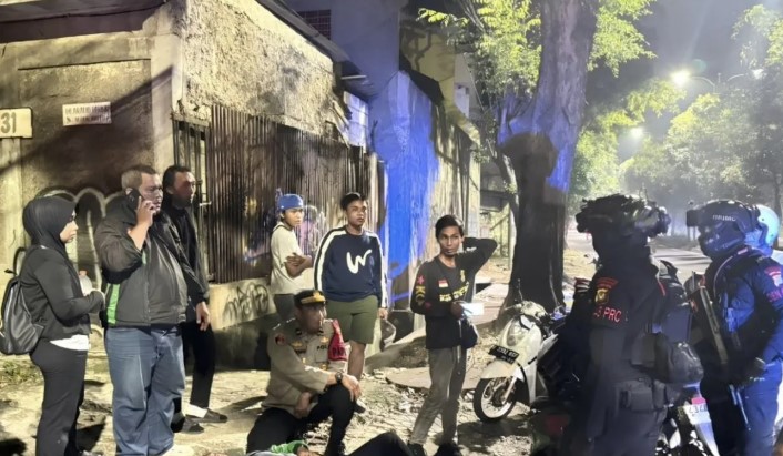 Brimob Polda Metro Jaya Evakuasi Pengemudi Ojol yang Terkapar karena Kelelahan di Jatinegara