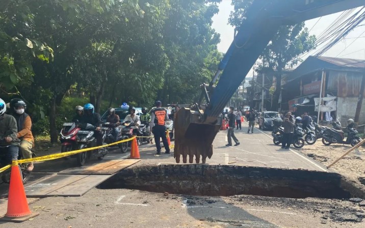 Bina Marga DKI Pasang Plat Besi untuk Tangani Jalan Amblas di Lenteng Agung