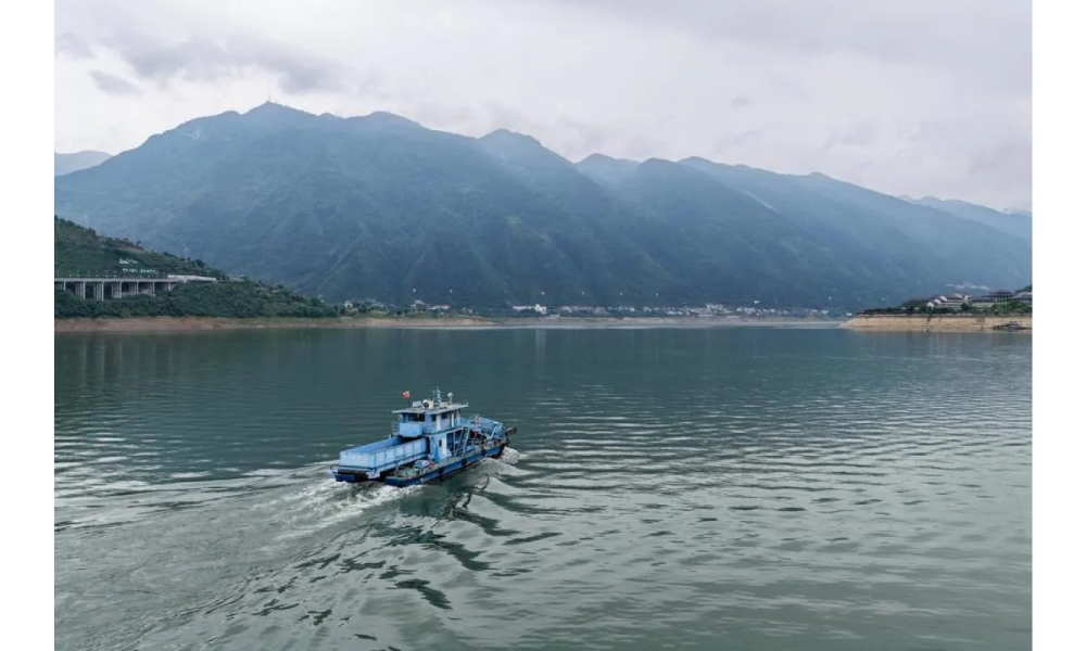 Tim Khusus Kerahkan Kapal Mekanis Bersihkan Sampah Terapung di Waduk Tiga Ngarai Chongqing