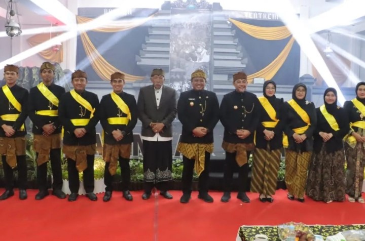 Sejumlah Pejabat Dikukuhkan Menjadi Warga Kehormatan Masyarakat Tengger pada Yadnya Kasada 2026