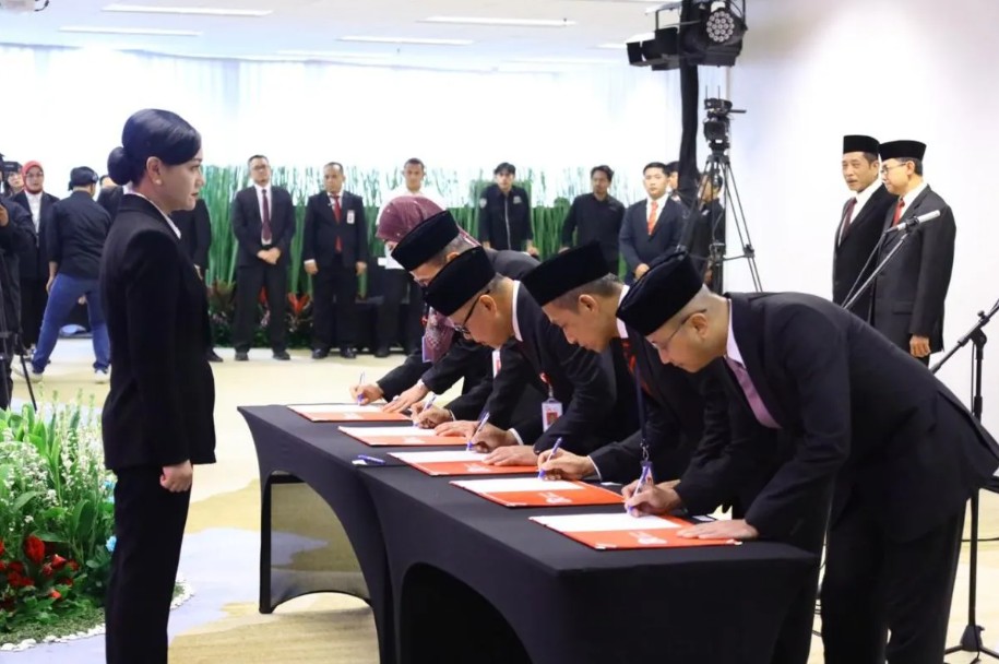 OJK Melantik Lima Pimpinan Baru untuk Perkuat Pengawasan dan Transformasi Sektor Jasa Keuangan