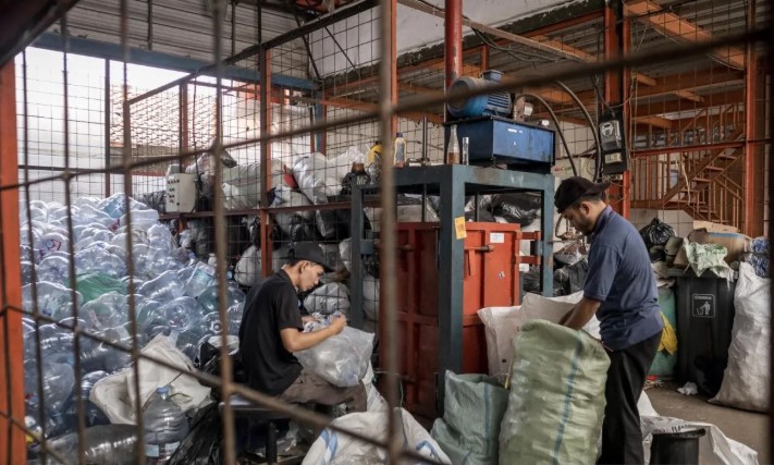 BRIN Kembangkan Teknologi Pirolisis yang Ubah Limbah Plastik Menjadi Bahan Bakar