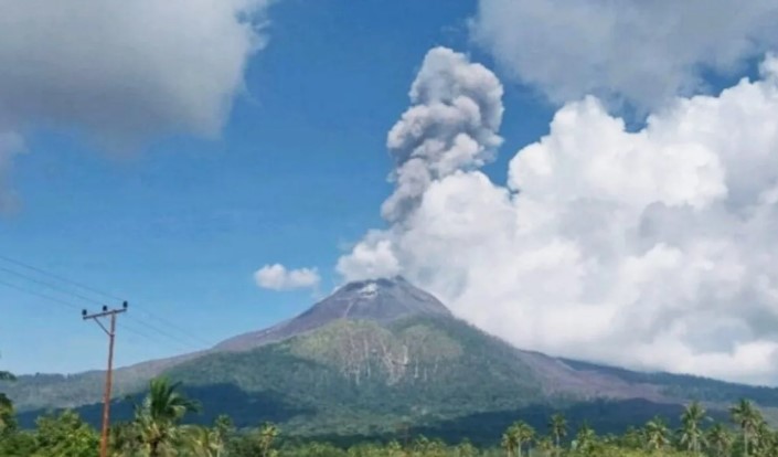 Gunung Lewotobi Laki-Laki Erupsi, Abu Vulkanik Mencapai 800 Meter di Flores Timur