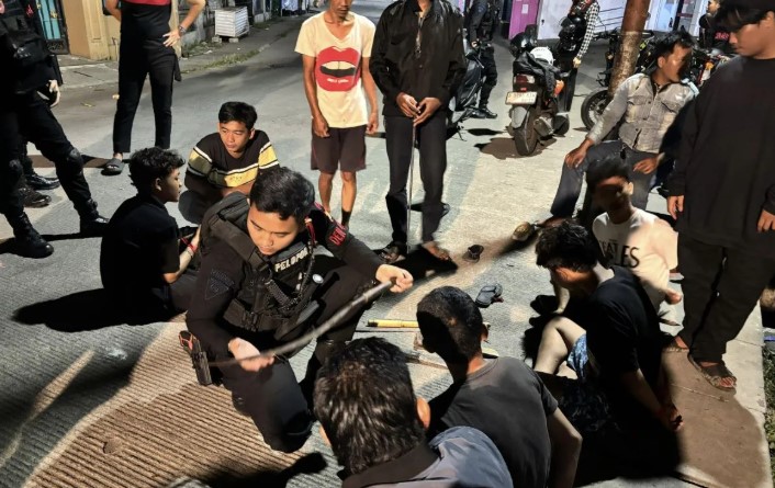 Dua Pemuda Bersenjata Diamankan Polisi Saat Diduga Hendak Tawuran di Bekasi Timur