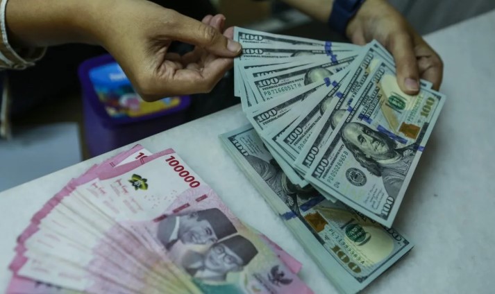 Rupiah Tembus Rp18.015 per Dolar AS, Tertekan Sentimen Global dan Kondisi Domestik