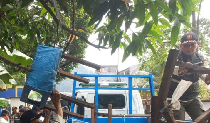 Satpol PP Jakarta Timur Tertibkan PKL Pasar Becek Klender demi Atasi Kemacetan dan Ketertiban