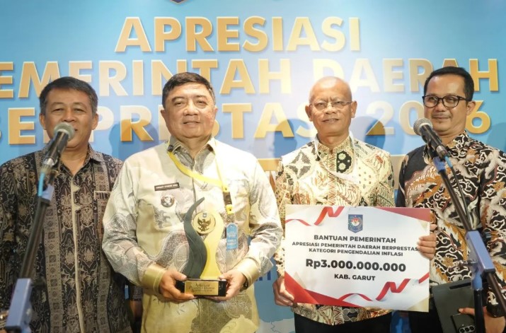 Garut Raih Penghargaan Terbaik Pengendalian Inflasi Regional Jawa-Bali dari Kemendagri