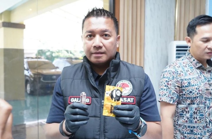 Polisi Gerebek Alexa Suite di Jakarta Utara, Dua Pengedar Narkoba Etomidate Ditangkap