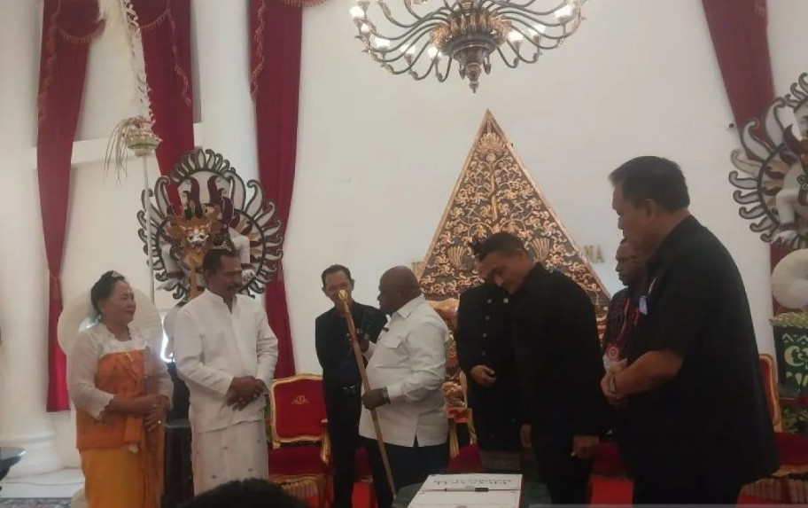 Natalius Pigai Terima Tongkat Garuda Wisnu Kencana untuk Prabowo, Minta Dilengkapi Catatan Filosofi