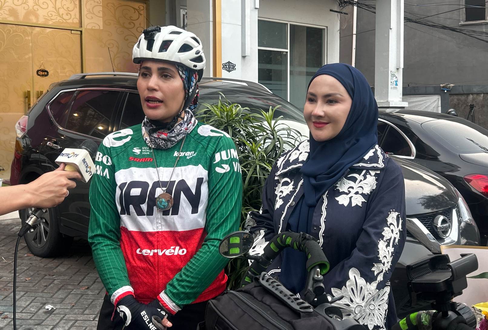 Pesepeda Asal Iran Gaungkan Perdamaian dan Inspirasi Perempu