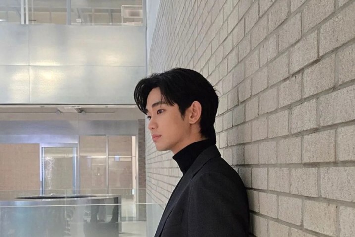 Kim Soo Hyun Kembali Syuting Iklan Merek Fesyen Setelah Vaku