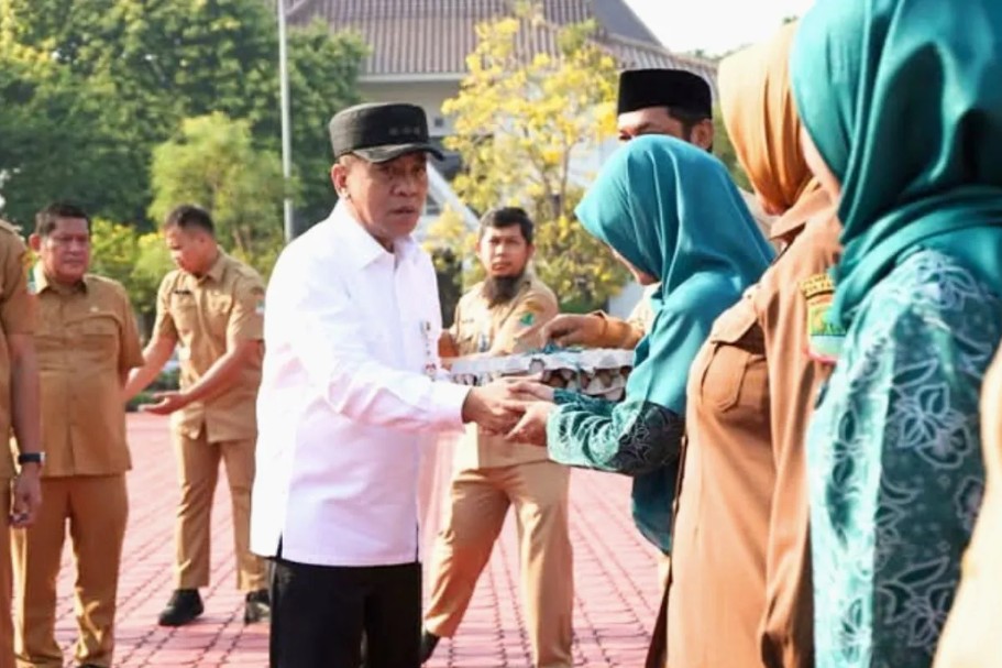 Pemkab Karawang dan Asprumnas Bagikan 28,5 Ton Telur untuk P