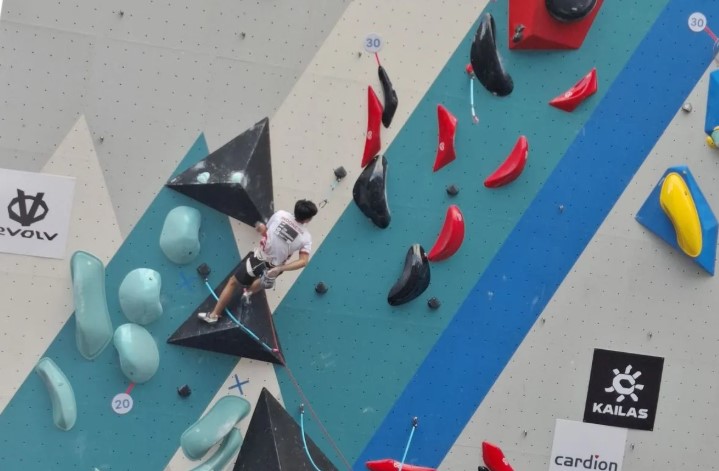 Putra Tri Ramadani Cetak Sejarah dengan Raih Emas Lead Pertama Indonesia di World Climbing Series