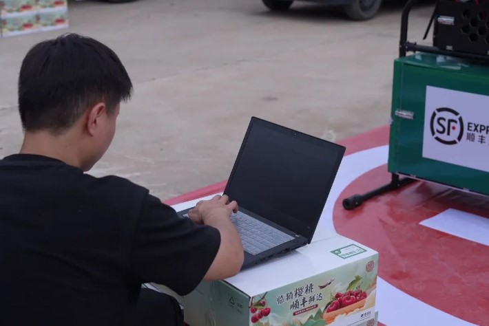 Drone Antar Buah Ceri Segar di Dataran Tinggi Loess, China P