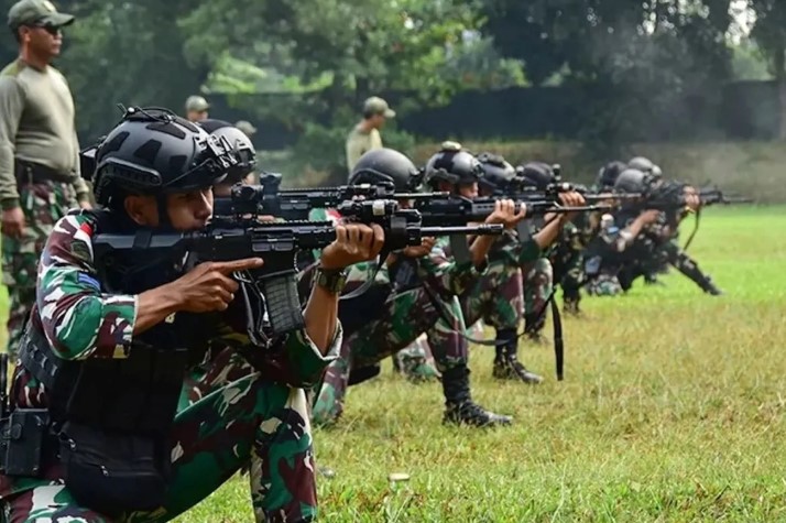 Personel Marinir TNI AL Asah Kemampuan Menembak Je