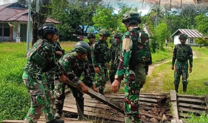 Pasukan Marinir Perbaiki Jembatan di Maybrat untuk