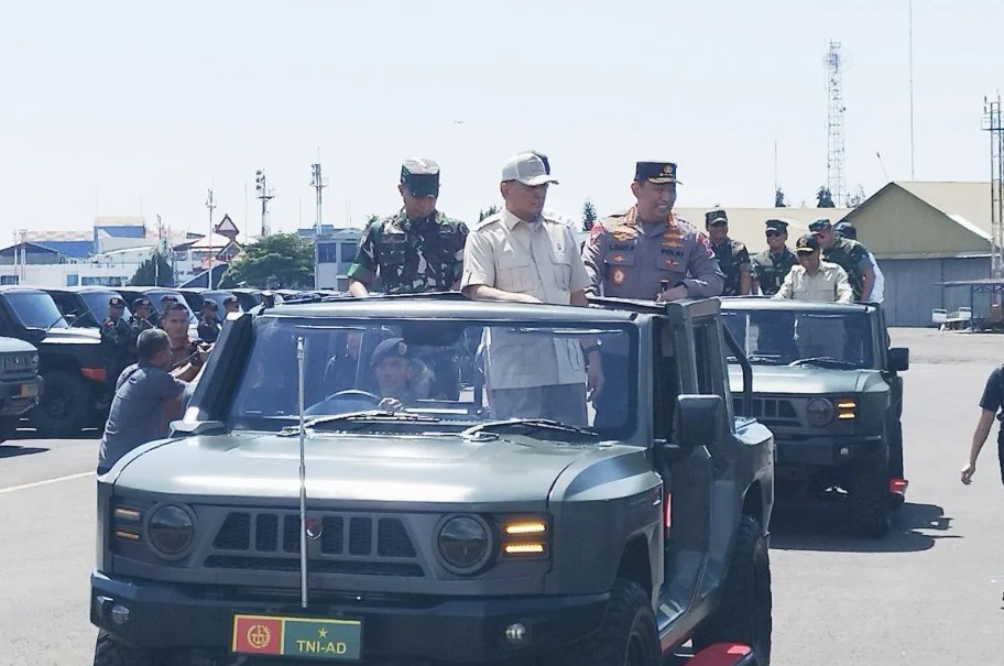 Menteri Pertahanan Sjafrie Sjamsoeddin Meninjau Pr