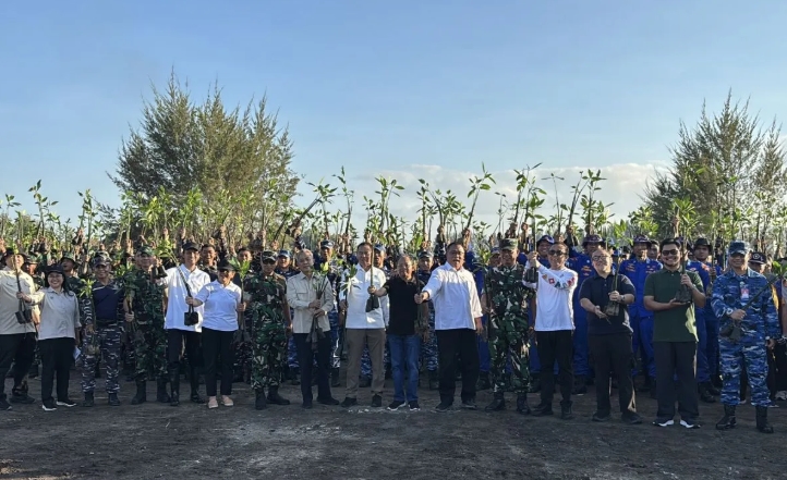 Menteri Lingkungan Hidup Mengintensifkan Penanaman Mangrove 