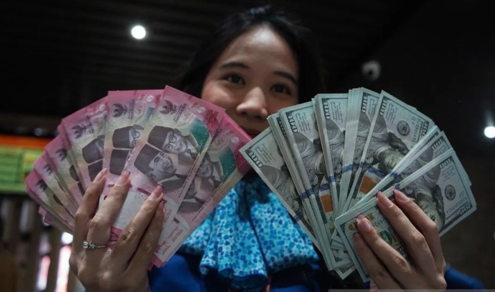Rupiah Menguat ke Rp17.900 per Dolar AS pada Perdagangan Rab