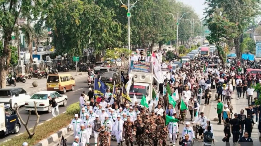 Ratusan Warga Menggelar Aksi di Karawang dan Menun