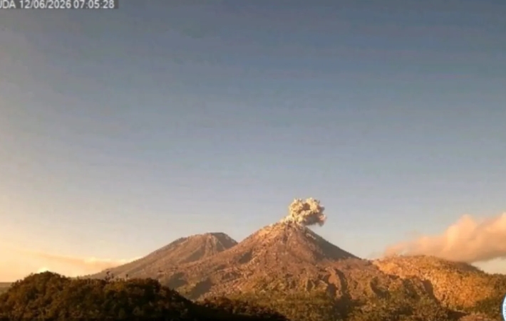 Tiga Gunung Api di Maluku Utara dan NTT Meletus Hampir Bersa