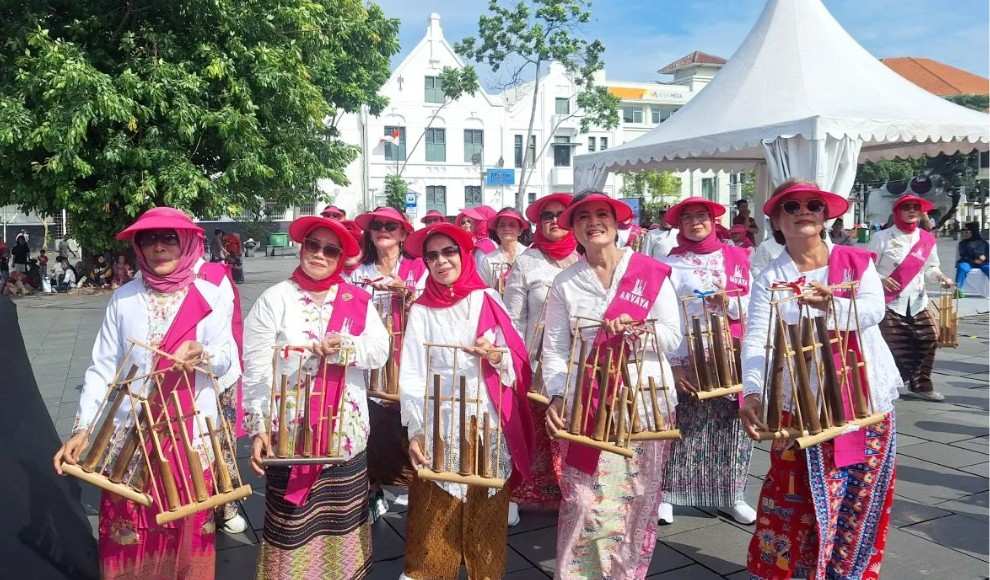 Kegiatan Berkain di Kota Tua Jakarta Digelar Gratis untuk Lestarikan ...