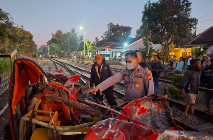 KA Wijaya Kusuma Tertemper Mobil di Jember, Perjalanan Terlambat 104 Menit