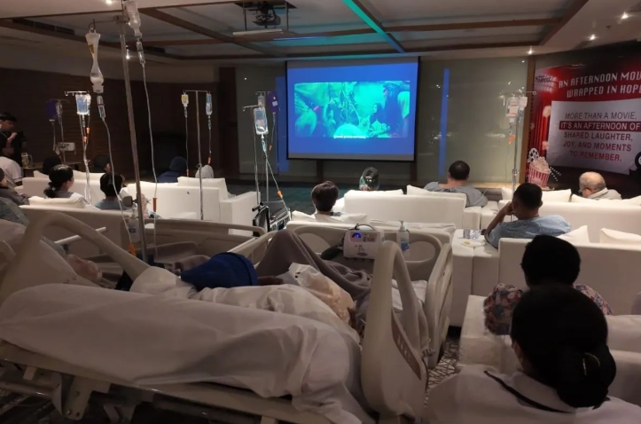 Oki Rengga Hibur 19 Pasien Kanker lewat Nonton Film Agak Laen Bersama di Rumah Sakit