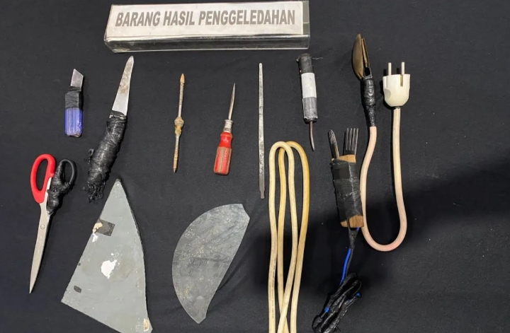 Petugas Lapas Semarang Sita Senjata Tajam Rakitan saat Razia 32 Sel Hunian