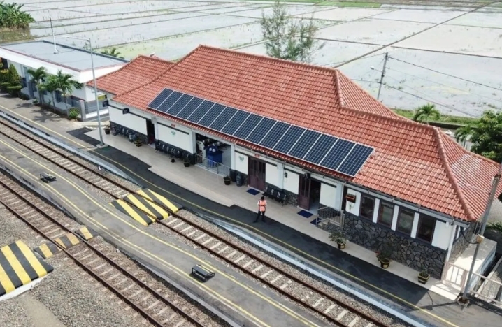 KAI Operasikan 113 Unit PLTS di 92 Lokasi, Potensi Produksi Energi Surya Capai 6,6 Juta kWh per Tahun