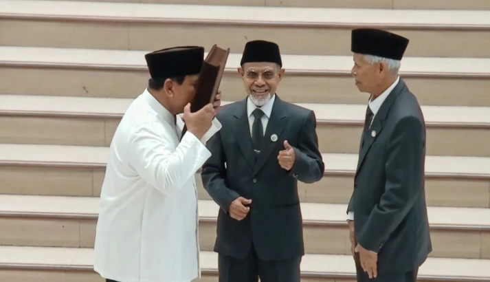Prabowo Cium Mushaf Al Quran Karya Santri Gontor dalam Peringatan Satu Abad Pesantren